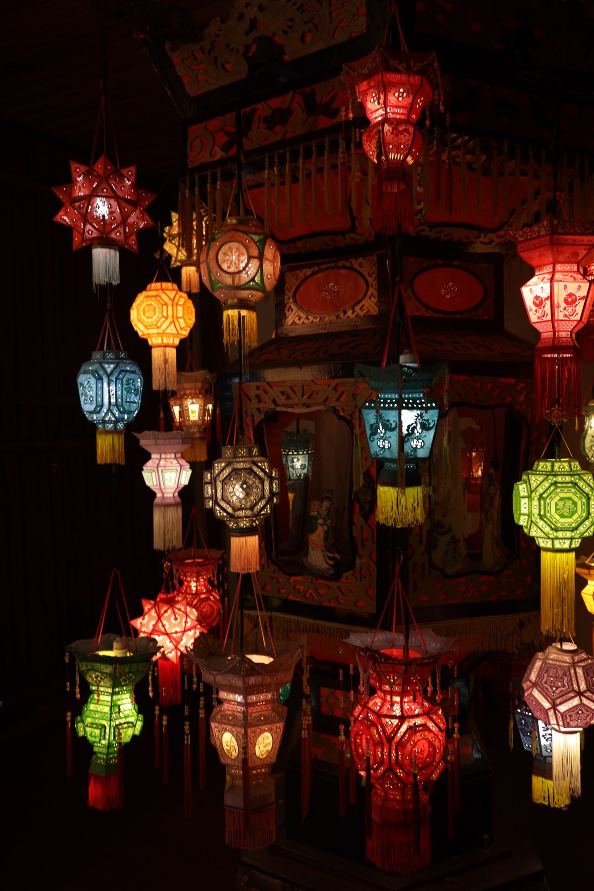 多组花灯联排展示